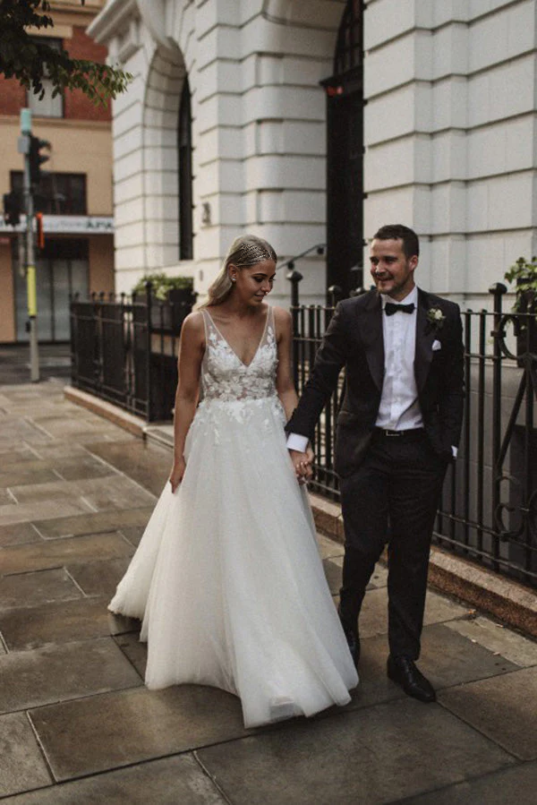 Vestido de novia de encaje sin mangas con escote en V y corte A con apliques